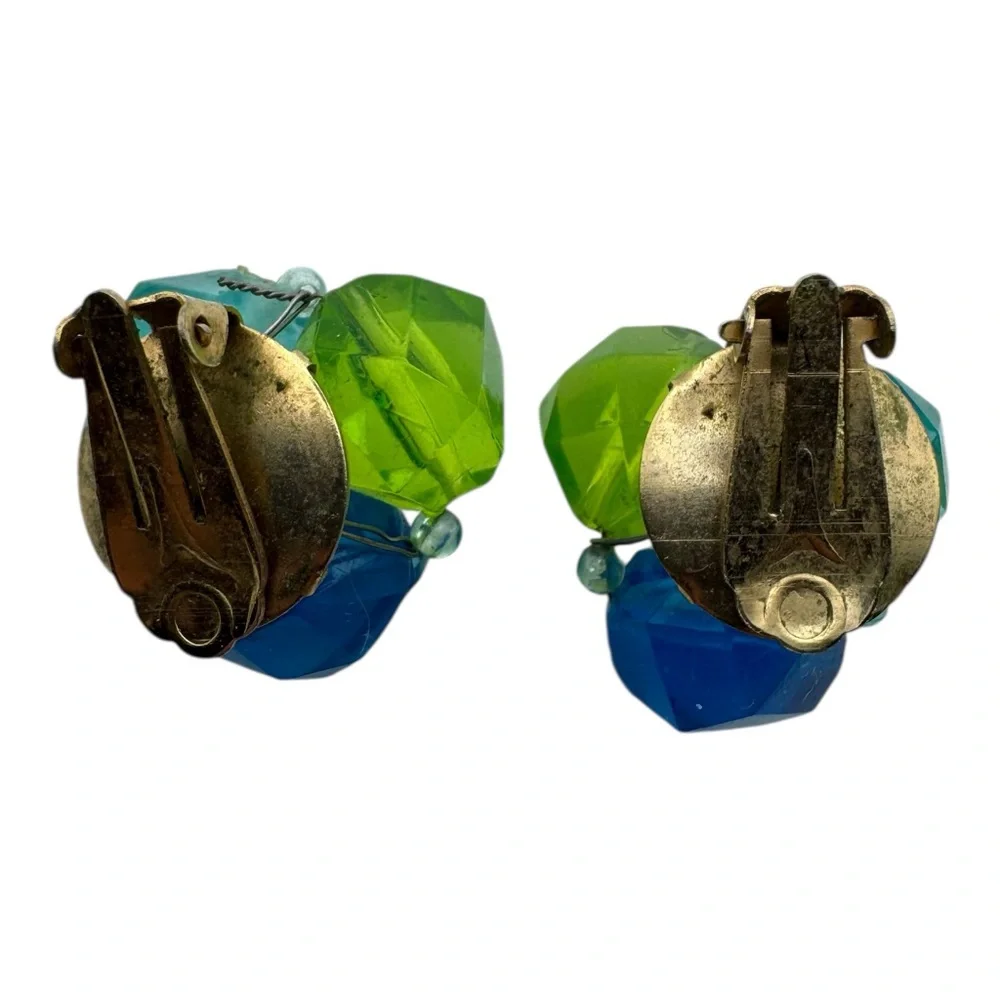 Vintage Clip On Earrings‎ Faceted Lucite Bead Cluster Blue Green 0.5” - Picture 4 of 5